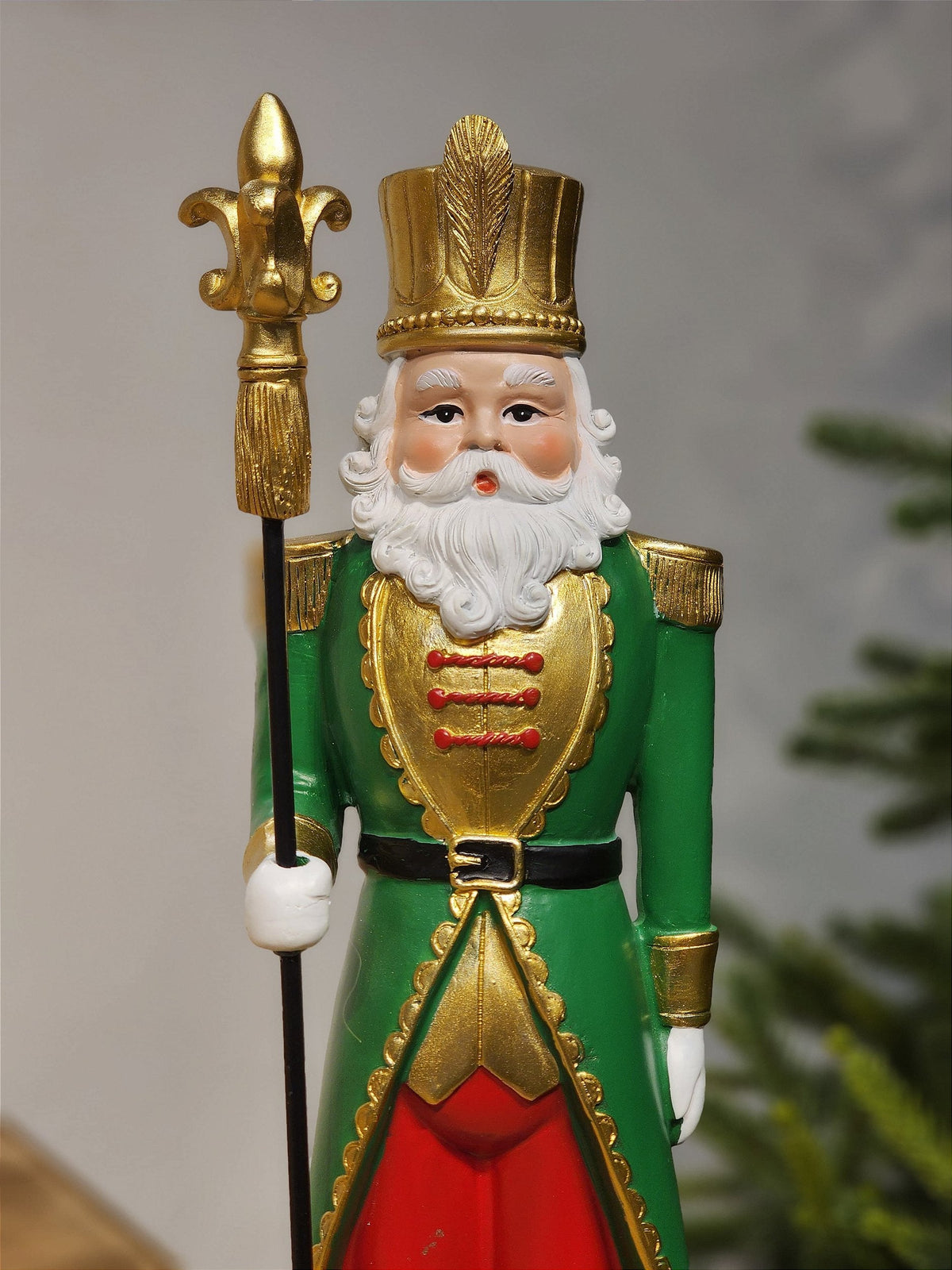SOLDADO PAPAI NOEL EM RESINA VERDE E VERMELHO 40CM
