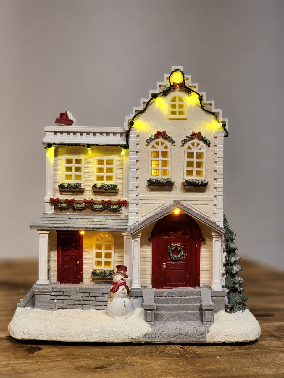 CASA NATALINA MUSICAL COM LUZ EM RESINA 26,5CM