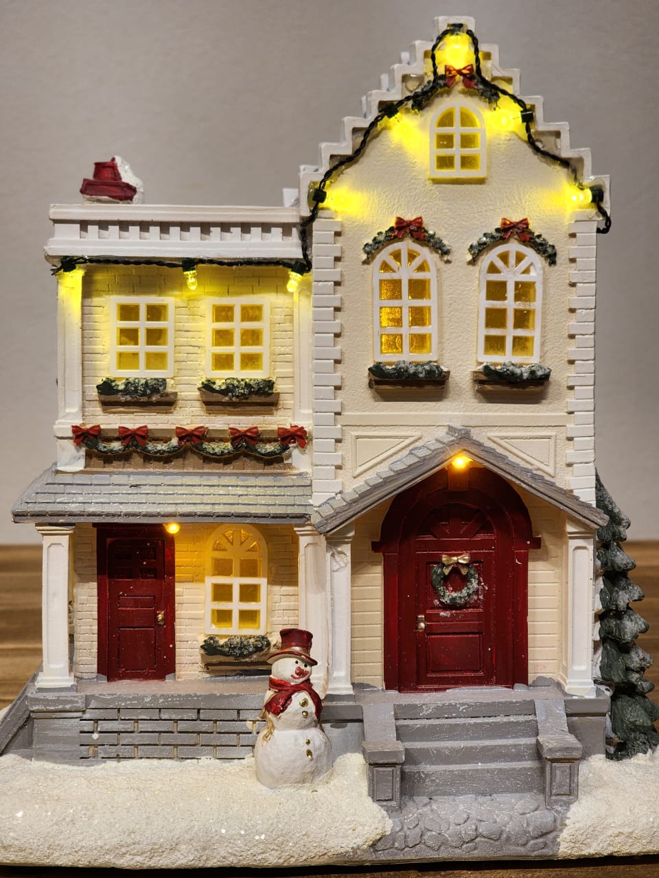 CASA NATALINA MUSICAL COM LUZ EM RESINA 26,5CM