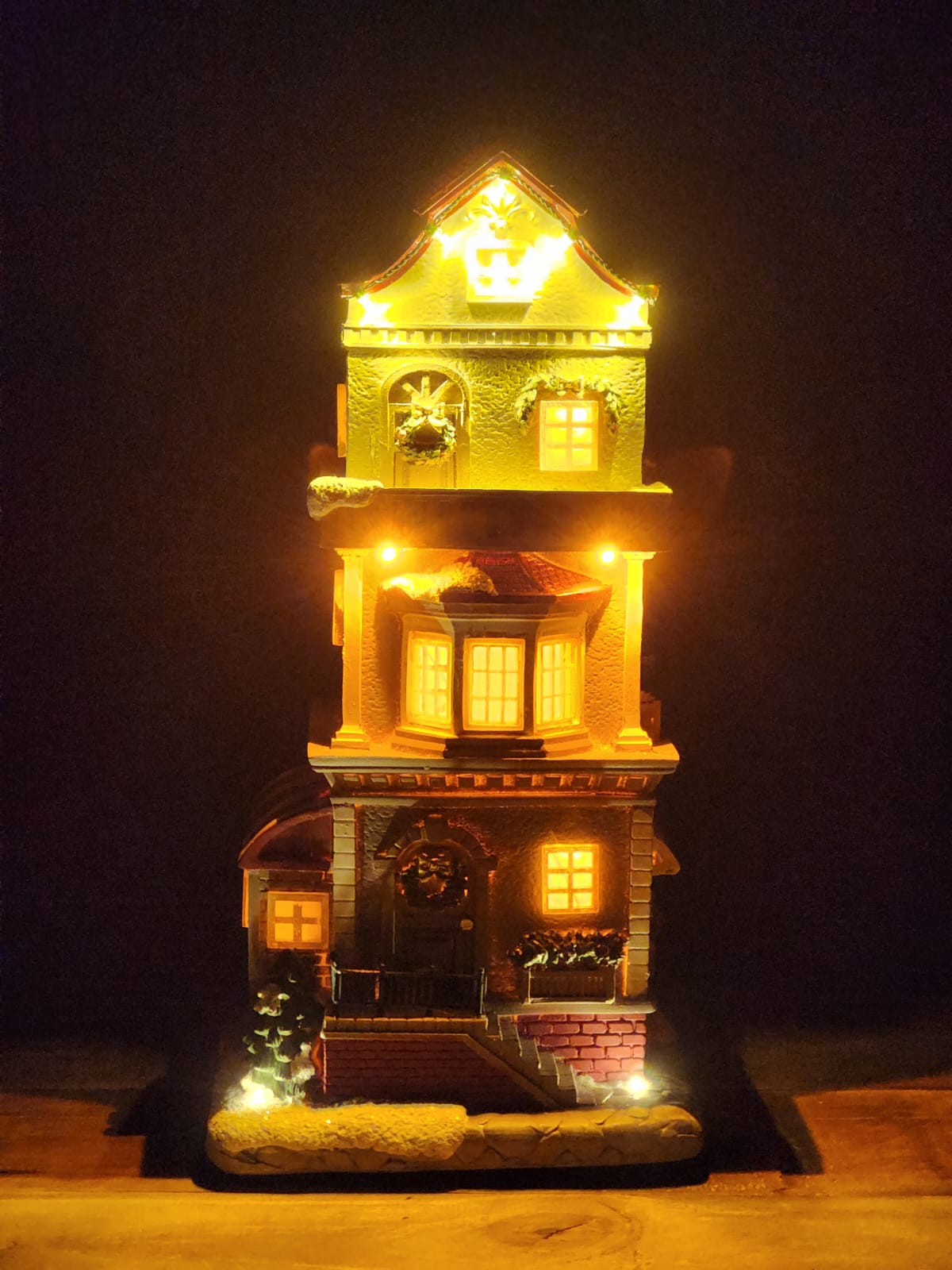CASA NATALINA MUSICAL COM LUZ EM RESINA 36CM