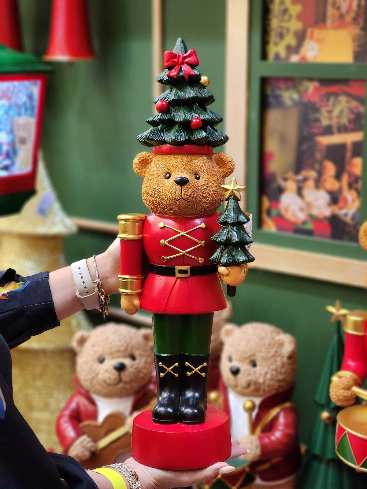 URSO QUEBRA NOZES VERMELHO E VERDE EM RESINA 51,5CM