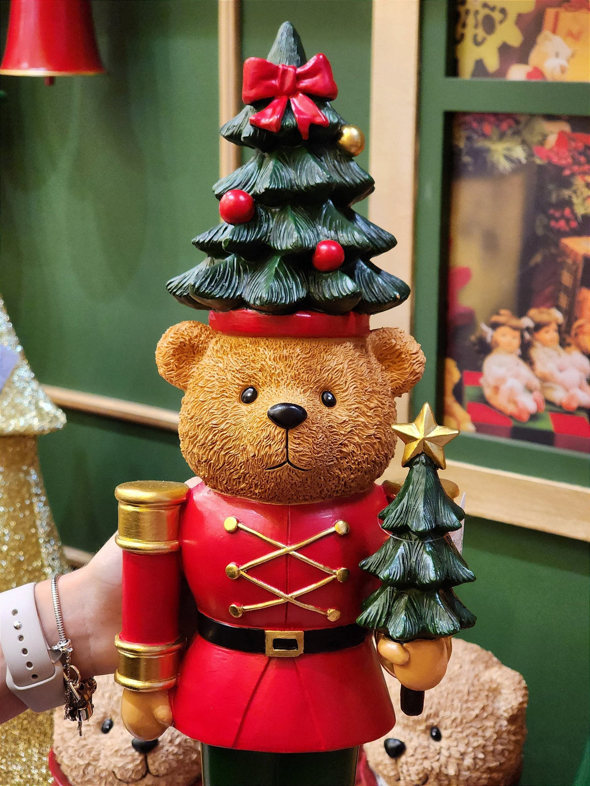 URSO QUEBRA NOZES VERMELHO E VERDE EM RESINA 51,5CM