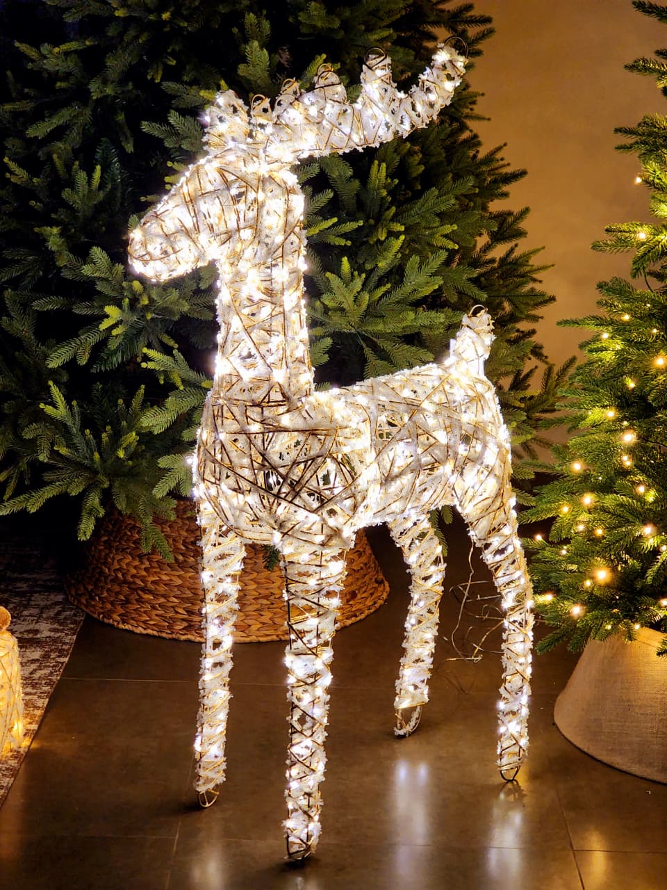 RENA EM PÉ ARAMADA COM 960 LEDS WARM BRANCA 1,10CM