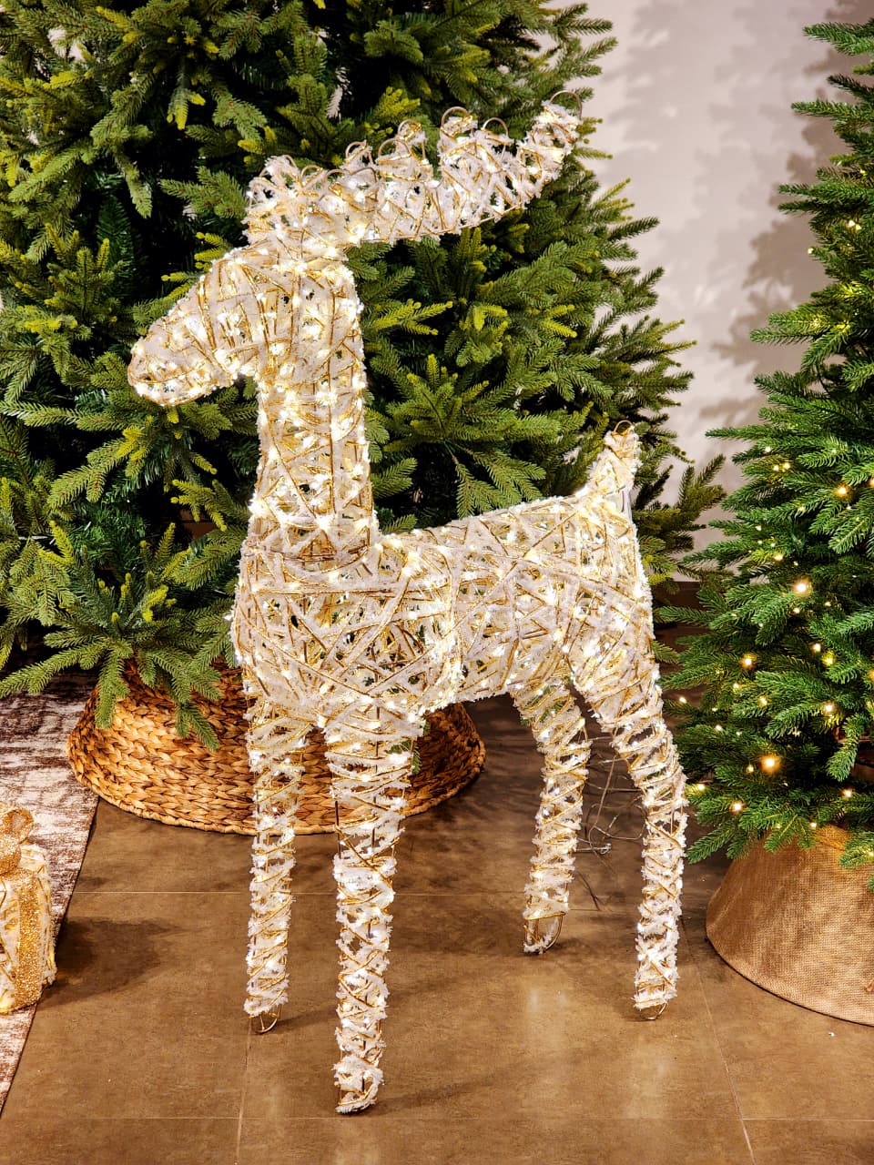 RENA EM PÉ ARAMADA COM 960 LEDS WARM BRANCA 1,10CM