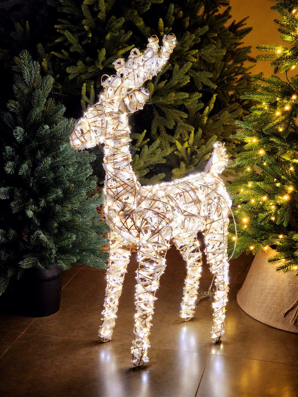 RENA EM PÉ ARAMADA COM 720 LEDS WARM BRANCA 84CM